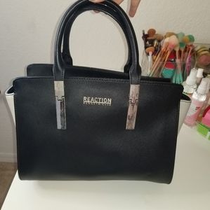 Cartera color negra y blanca usada